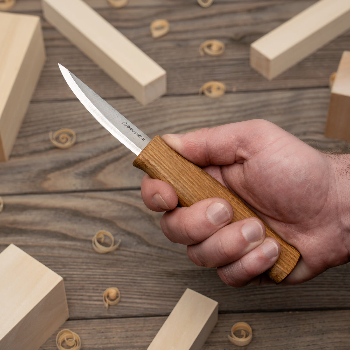 Cuchillo para Tallar con Funda de Cuero – C4S