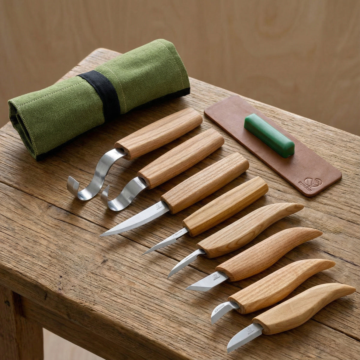 Ensemble de sculpture sur bois de 8 couteaux - S08