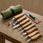 Ensemble de sculpture sur bois de 8 couteaux - S08